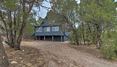 Mtn Escape with Deck and Views - Near Race Track! - Foto 3