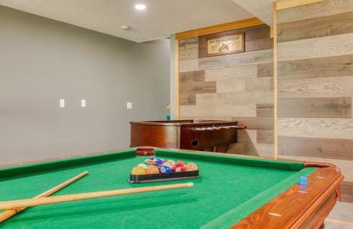 Iron Mountain - Spacious Secluded Lodge with Hot Tub & Game Room - Photo 60