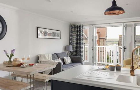 5 The Lookout - 2 bed apartment with parking, balcony & sea views - Photo 18