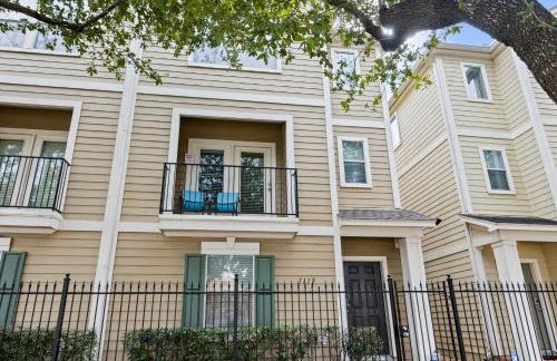 Modern 3-Story Townhome w Pool Table, Sleeps 10 Near Stadiums - Foto 30