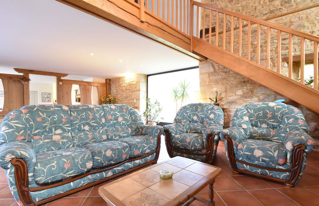 Spacious Holiday Home in Besse With Swimming Pool - Foto 15