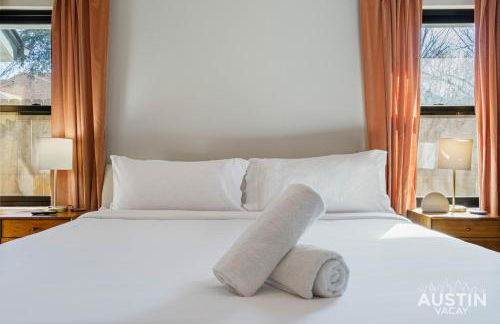 Family 3BR 2BA Home Near Charming Main Street w Cowboy Pool by Austin Vacay - Foto 24