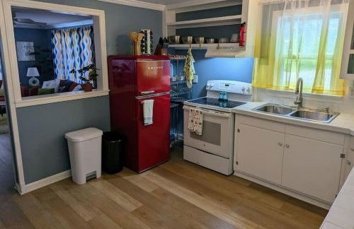 Kitchen, Laundry & Fenced Yard - Foto 9