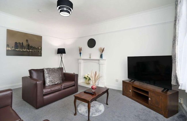 2-bed Flat, Wishaw, Free Parking, Family-friendly - Photo 10