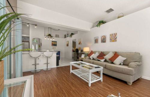 Modern Retreat Pool and Game Room - Foto 24