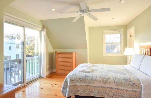 Waterfront Fun at this Huge Family Estate - Foto 67