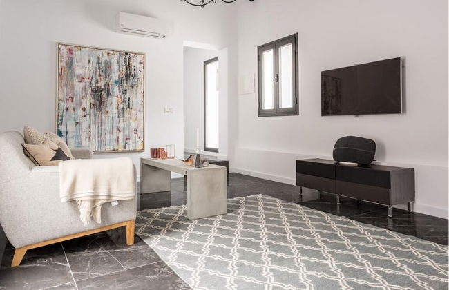 Magnificent And Modern Decorated Villa - Photo 13