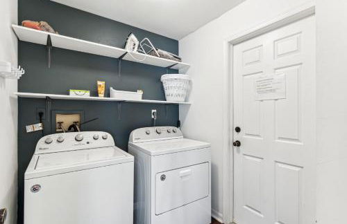 Charming Heated Pool Home - 3 miles to the Beach, Pet and Family Friendly -Available Year Round! - Photo 25