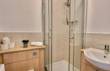 Stylish City Apartment with Free Parking near Town - Foto 35