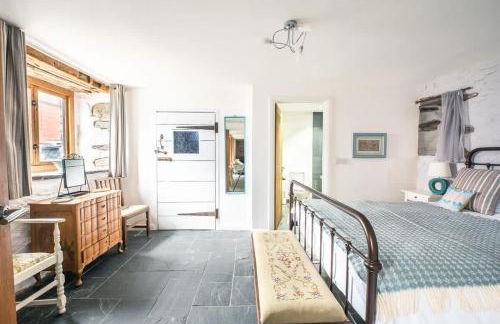 St Davids Hideaway with Roll-top Bath & Log Burner - Photo 13