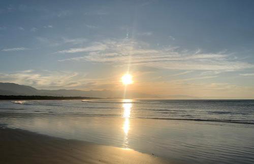 SUÍTE PRIVATIVA RIVIERA & ITAGUARÉ 100mts de 2 praias! - Foto 12