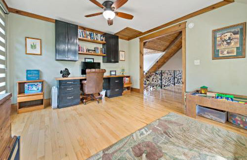 Lakefront Retreat Luxury Home with Private Dock - Photo 32