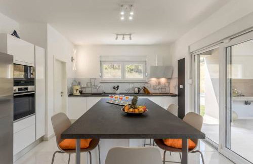 Luxe villa with pool, jacuzzi, and sauna - Foto 55