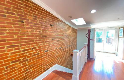 Classy Victorian Brownstone Subway Shopping - Photo 40