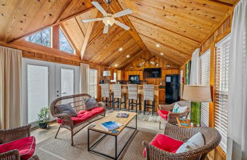 River Cabin - Fire Pit, Kayaks, Games, Dog Park - Foto 50