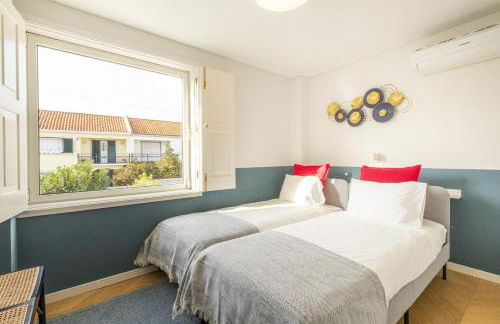 Contemporary Restelo Pool Haven - Photo 26