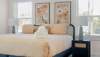 Family-Friendly 4BR with Fenced Yard & Parking - Foto 5