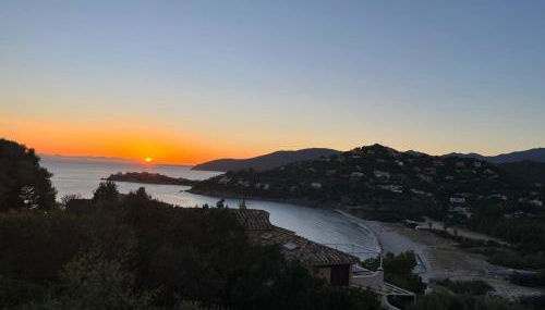 VILLA VITTORIA with LARGE PRIVATE HEATED SWIMMING POOL COMPLETE with HIDROMASSAGE FOR EXCLUSIVE USE , SEA and BEACH VIEW, 150 METERS FROM THE BEACH, POOL SURFACE 60 mq, POOL DEPTH 140 cm , FREE PARKING AND WIFI - Foto 3