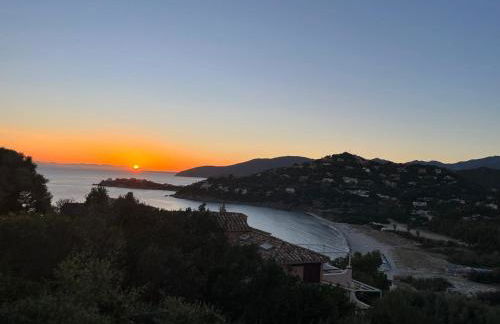 VILLA VITTORIA with LARGE PRIVATE HEATED SWIMMING POOL COMPLETE with HIDROMASSAGE FOR EXCLUSIVE USE , SEA and BEACH VIEW, 150 METERS FROM THE BEACH, POOL SURFACE 60 mq, POOL DEPTH 140 cm , FREE PARKING AND WIFI - Foto 3