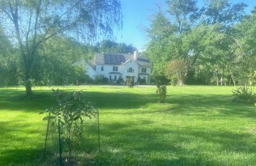 Beautiful 1BR Walkout Fenced & Gated Villa - Photo 9