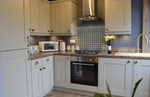 Stunning Period Townhouse with Garden, Walking Distance to Town - Photo 9