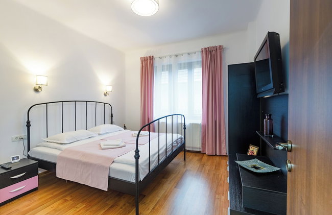 Modern Apartment - Photo 1