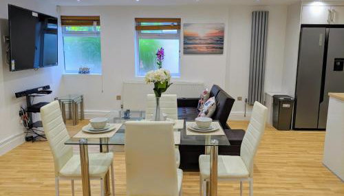 Spacious 2-bed apartment in central Kingston near Richmond Park - Photo 4