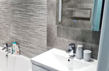 Lovely house with back garden - PRIVATE driveway - Foto 16