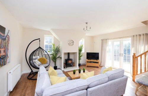 JOIVY Greenknowes Cottage with Hot Tub & Fireplace - Photo 6