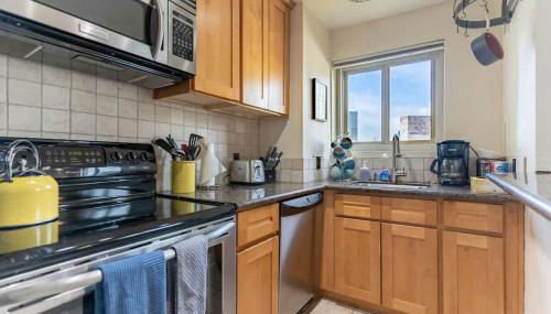 Vibrant Downtown, King Bed, Work Desk & Kitchen - Photo 4