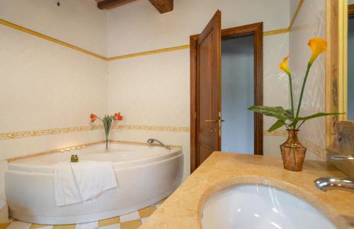 Experience the charm of Tenuta Le Caselle, a cozy farmhouse surrounded by nature and comfort! - Foto 51