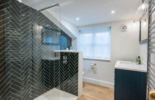 Hollyhocks, Tunstall - Foto 12