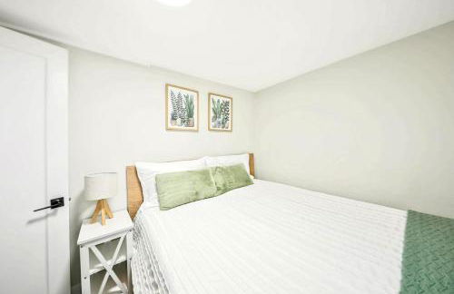 Charming & Bright Gem Prime Location Street Parking with AC - Foto 25