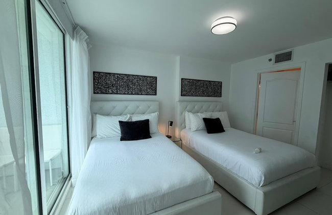 Luxurious 3BR Condo with Pool in Brickell - Foto 75