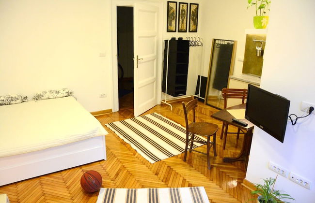 Salon 5 Zemun , Belgrade - Foto 16