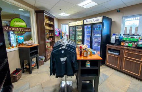 Enjoy snowball fights or romantic nights in a 1BD vacation apartment - Foto 27