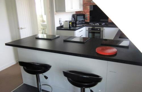 THE HIDEAWAY - LUXURY SELF CATERING COASTAL APARTMENT with PRIVATE ENTRANCE & KEY BOX ENTRY JUST A FEW MINUTES WALK TO THE BEACH, SOLENT WAY WALK, SHOPS and many EATERIES & BARS - FREE OFF ROAD PARKING,FULL KITCHEN, LOUNGE,BEDROOM , BATHROOM & WI-FI - Foto 46