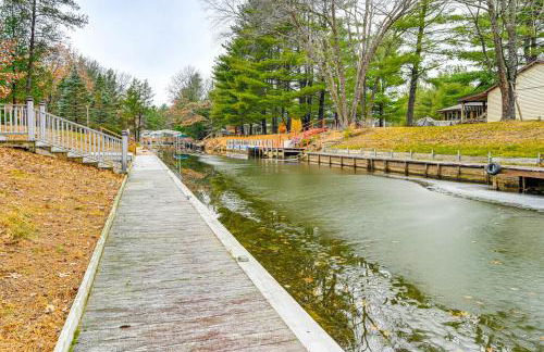 Canal-Front Cabin Dock and Fire Pit in New Lisbon - Foto 2
