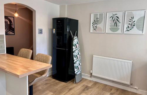 Brand New 2 Bed House - Sleeps 4 - Free Parking - Near HS2 & Drayton Manor - Foto 8