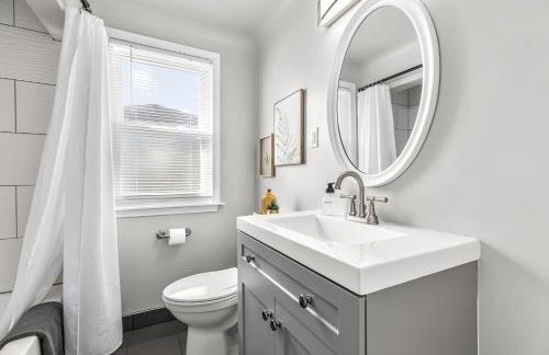 Warm & Comfy 2BR, Huge Backyard, Great Location! - Photo 29