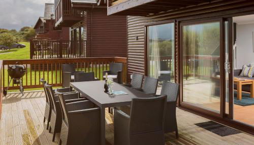 Skylark sleeps 8 private Hot Tub & Dogs welcome Nr Padstow, Resort Pool Bar & Watersports - Foto 3