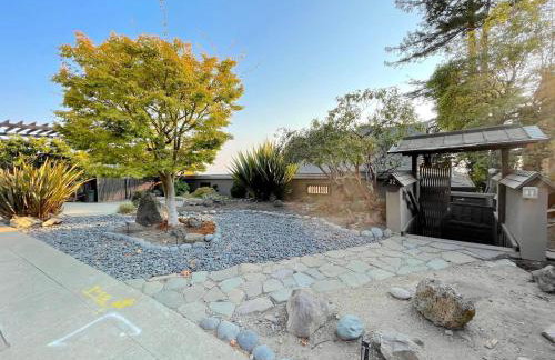 Luxury 3BR Hillside Retreat wAC Panoramic View - Photo 38