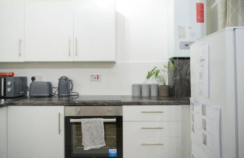 Silver Pines - 2BR - King Bed - 6 Guests - Wi-Fi - Free Parking - Foto 12