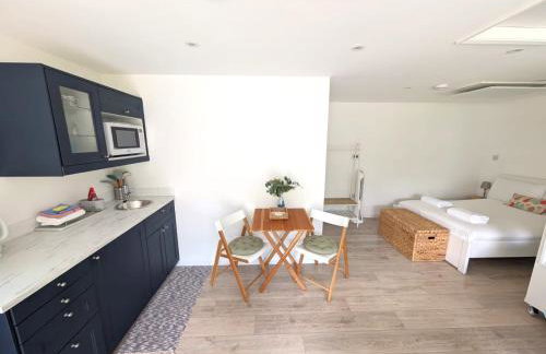 Open Plan Dog Friendly Annexe Sleeping 2 I Near Local Beaches & Chichester with FREE Parking - Foto 11