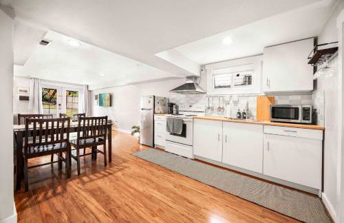 Spacious 2BR Home Backyard Parking & UW - Foto 11