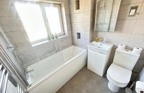 Modern 3 bed House with two bathrooms! Free parking! - Foto 9