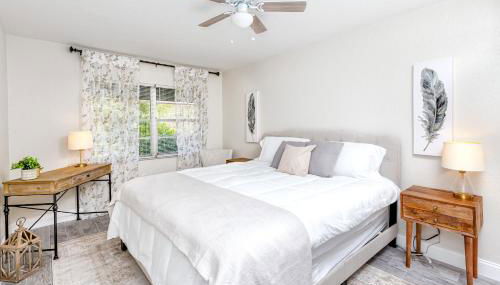 Walk to Downtown - 7min to beach - King bed & Free parking - Foto 2