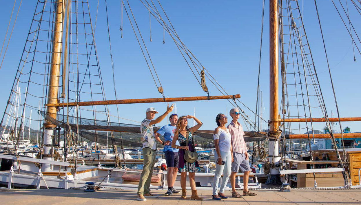 Esplorando il porto di San Antonio Abad