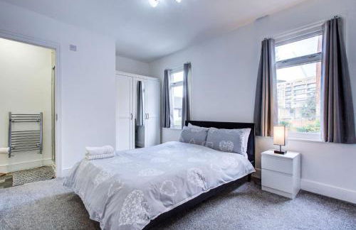 Newly Refurbished 3 Bed 2.5 Bath House in Staines - Foto 16