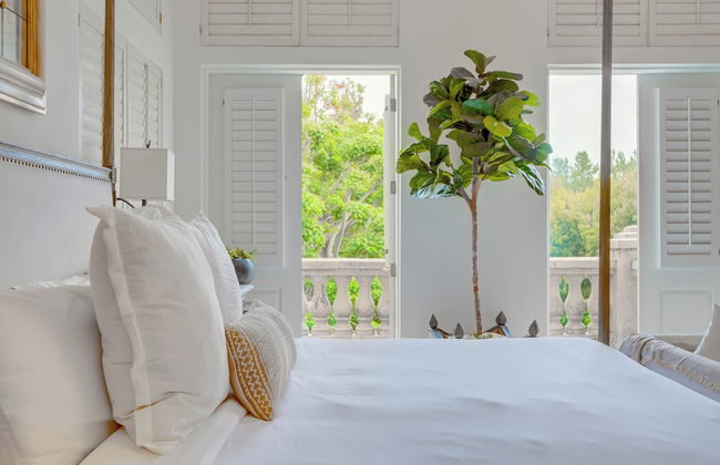 Carolwood - Modern Tuscan Villa With Rolling Lawns and Loggia in Holmby Hills - Photo 12